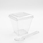 Pucharki plastikowe do deserów 
200 ml z łyżeczką. 5 szt